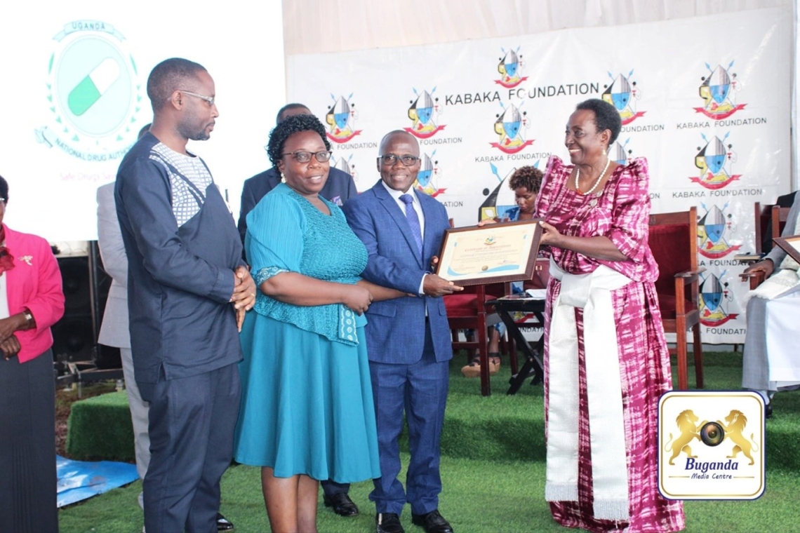 Nalinnya Sarah Kagere handing over the certificate to Kago, the Chief of Kyadondo County Image